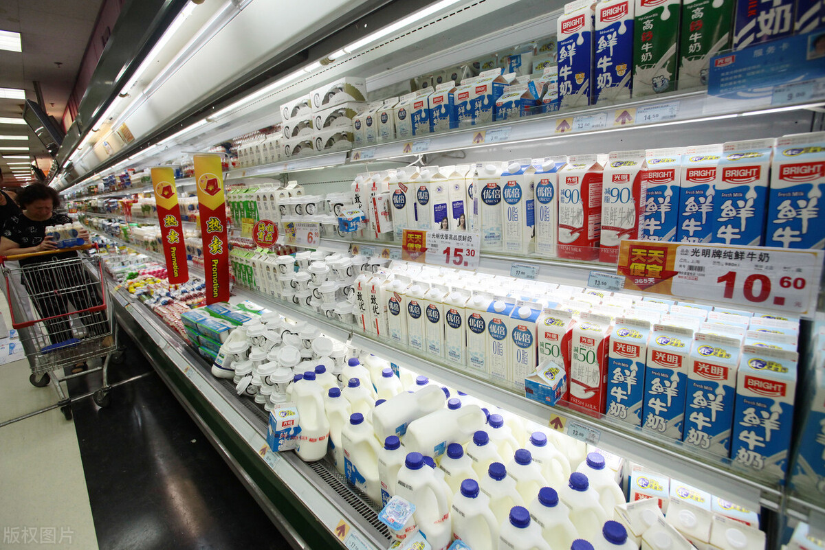 实体店牛奶55一箱，网上却卖45一箱，牛奶厂员工说出“实情”