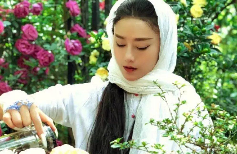 疯魔的杨丽萍：为舞蹈终身不育，一周睡1小时，被冯小刚叹为天仙