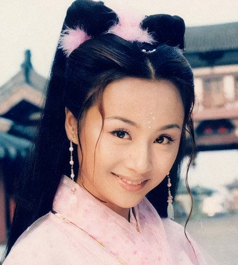 此后曹颖在影视领域一路狂奔,先后出演了《儿女英雄传》《大雪无痕》