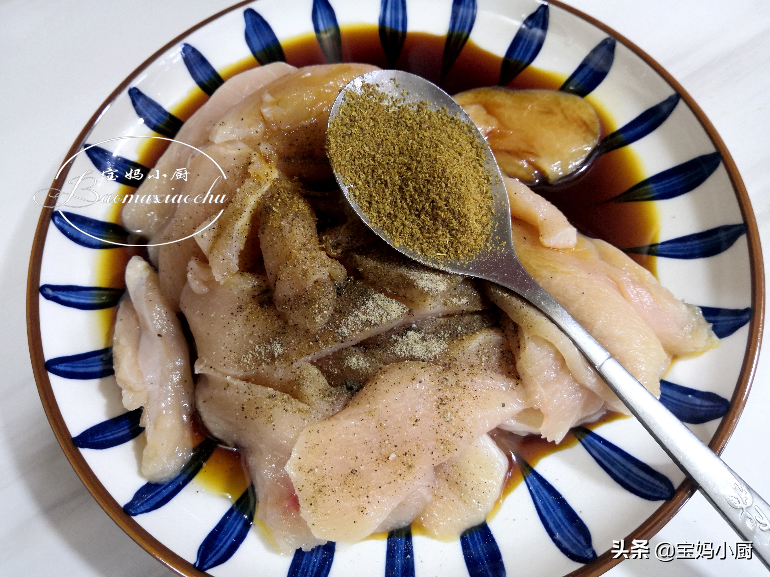 减脂要吃鸡胸肉，我就服这做法，无油也不柴，吃起来嫩香嫩香的