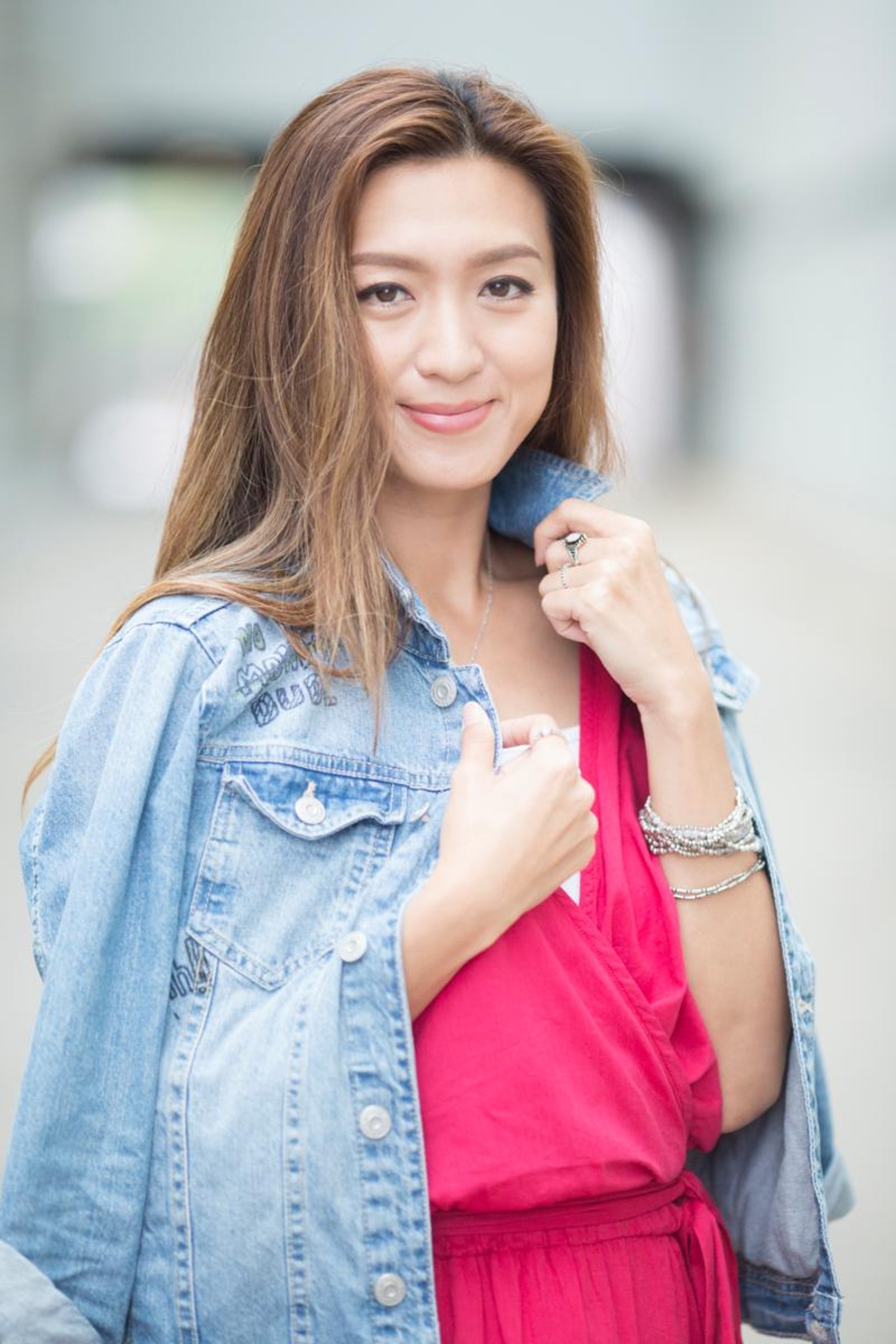 当年姚嘉妮在亚视的时候也拍过不少剧集,例如《英雄广东十虎》,《香港