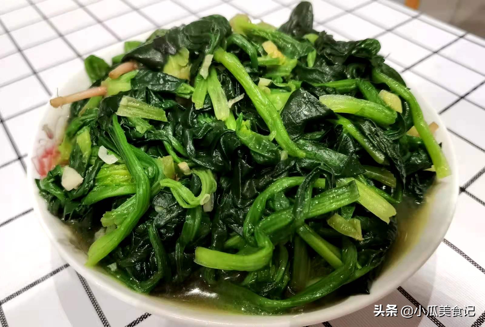 素炒菠菜怎么炒好吃（清炒菠菜需要加水吗）