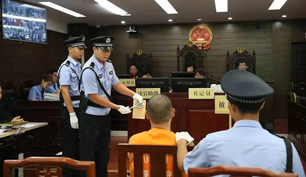 男子酒店佯称送礼物，趁闭眼杀害3名女模特，与警方对峙谎称放有炸弹，二审维持死刑