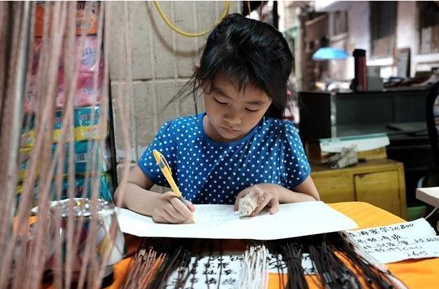 小学生满分作文《借钱》，内容幽默且生动有趣，老师：这是高手