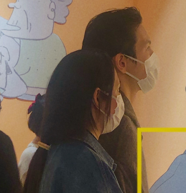 偶遇向佐一家看画展，郭碧婷素颜出镜被夸很美，小奶皇长得很可爱