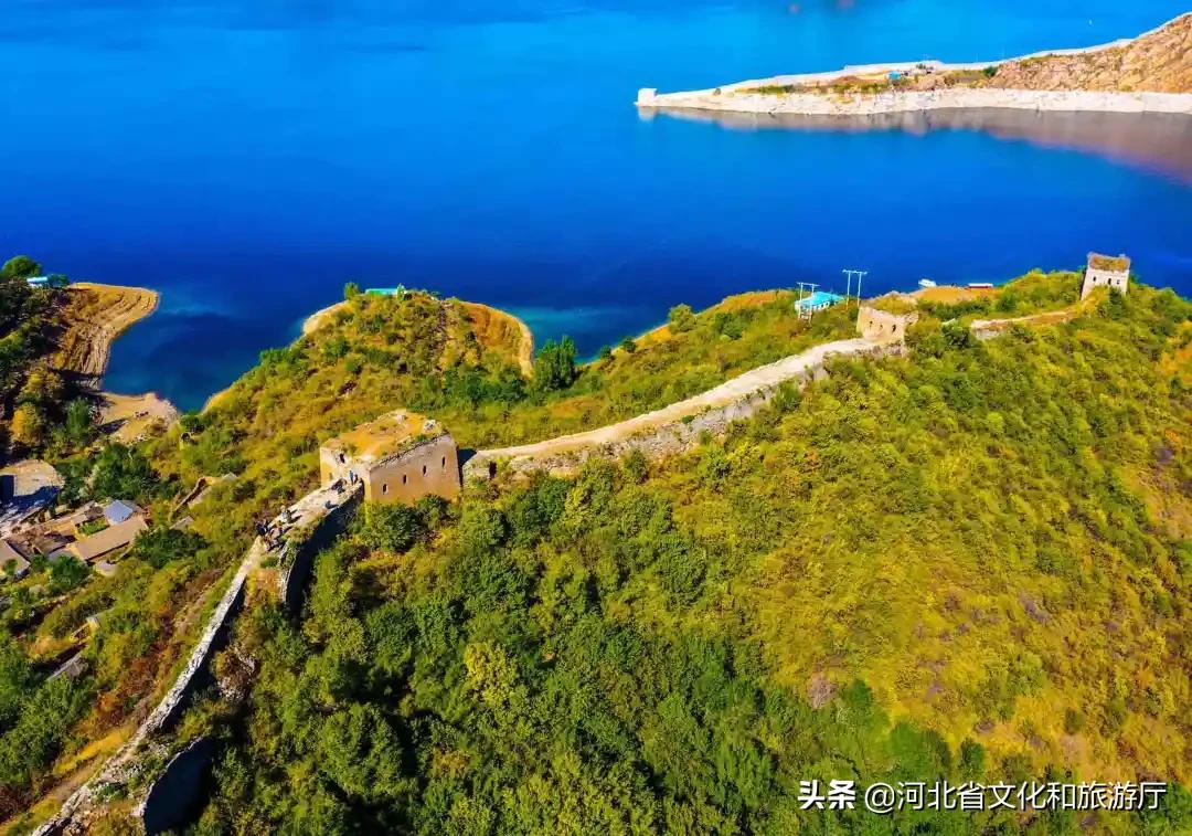 1975年潘家口水库在这里修建雄伟的古长城由此俯首入水形成了万里长城