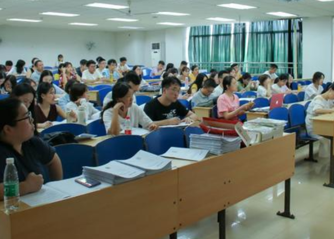 大学宿舍“雷人”标语火了，可谓隐藏不露的人才，新生直呼学到了