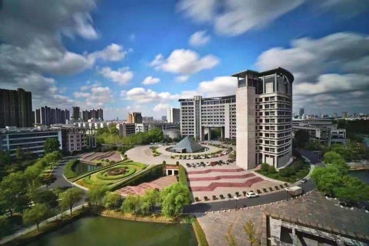 她是雪梨、林珊珊背后的真正推手，小妹的相却有大姐的范