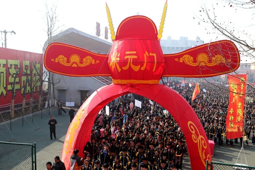 高考期间东三省紫色内裤脱销，寓意让人憋不住笑，外省人表示不懂