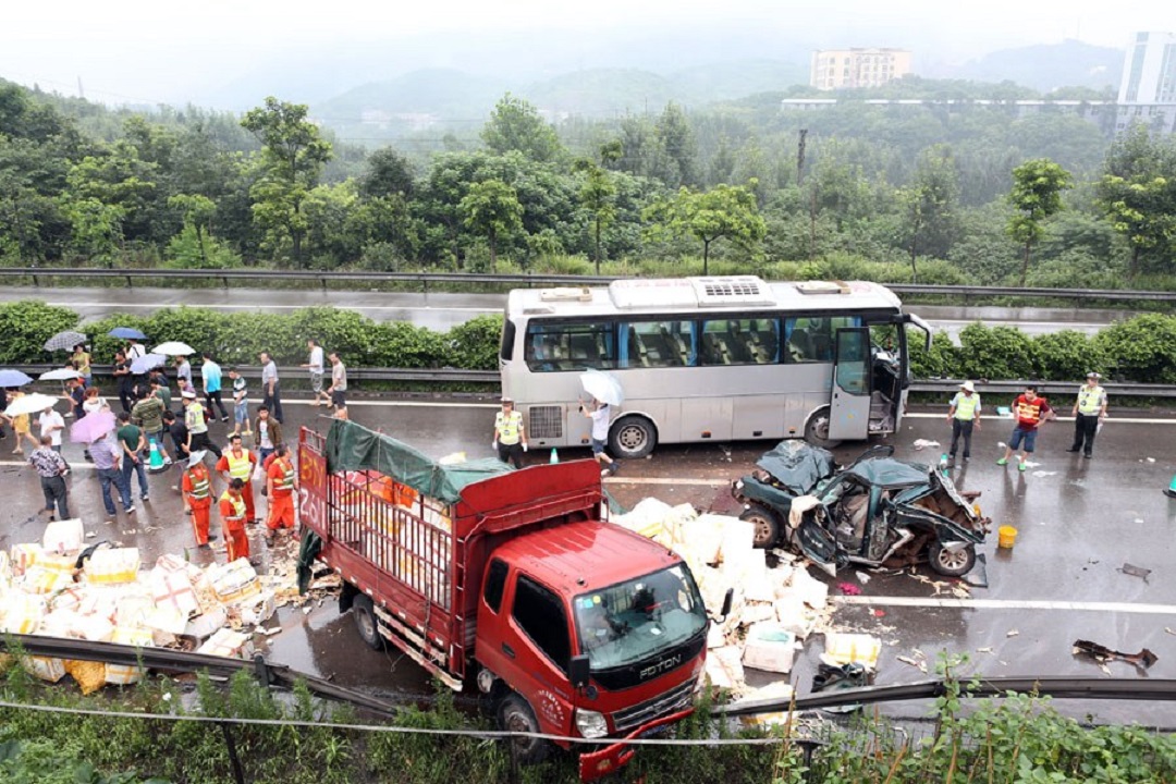 高速路上出了事故怎么样报保险,高速路上发生车祸报保险