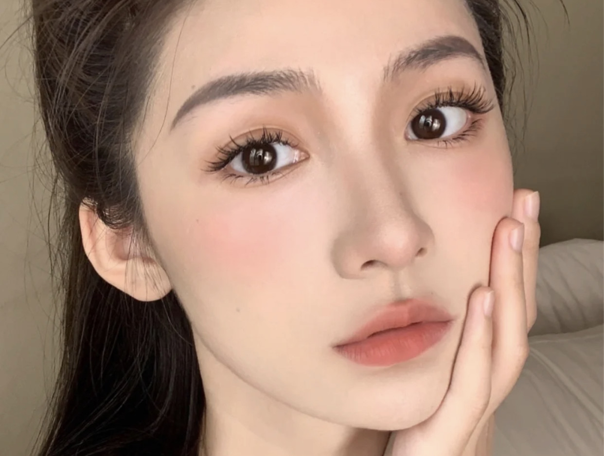 电眼美女为什么不能玩(女生能不"种睫毛"就别种!