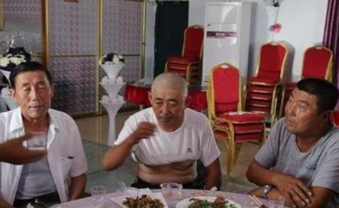 美女学霸高考678分，父母办升学宴，却遭亲戚当众嘲讽