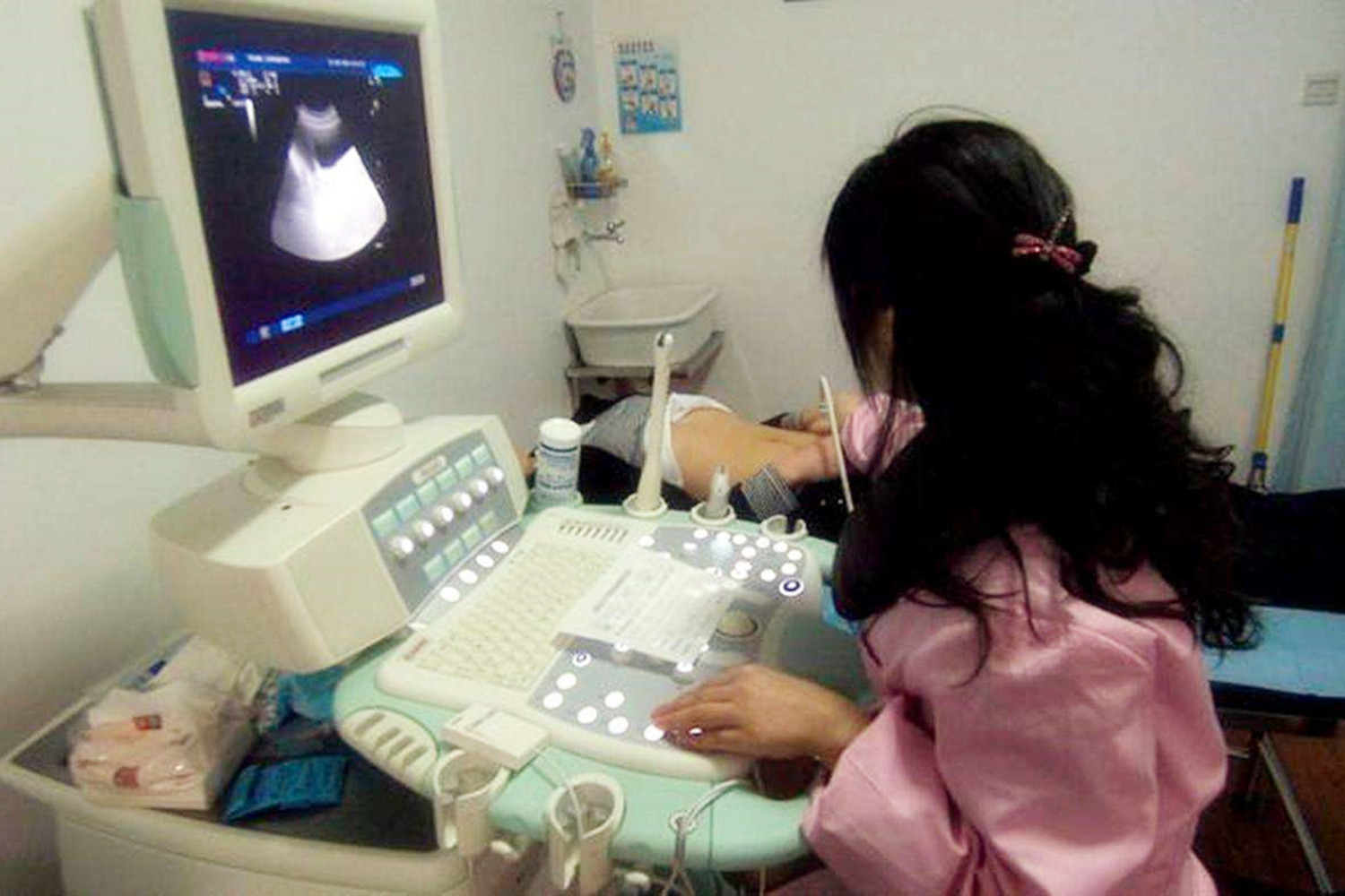 “我还有第一次不可能怀孕”，女大学生怀孕怒斥医生，医生：真的