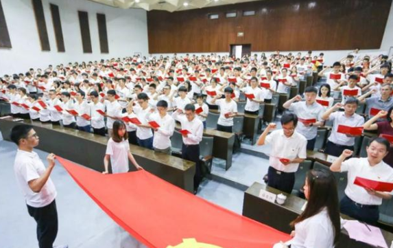 大学生入党好处多，决定权主要掌握在2个人手中，和成绩关系不大