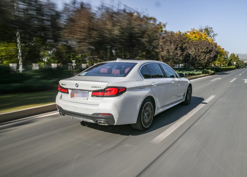 手握40万，奥迪A6L和宝马5系哪个档次高？对比后差距明显