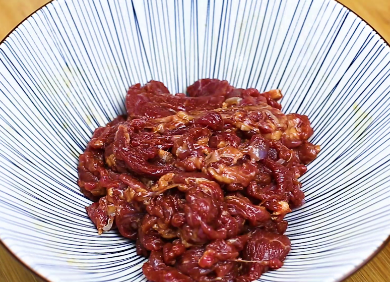 这才是“小炒牛肉”的正宗做法，大厨详细讲解，牛肉鲜嫩不出水