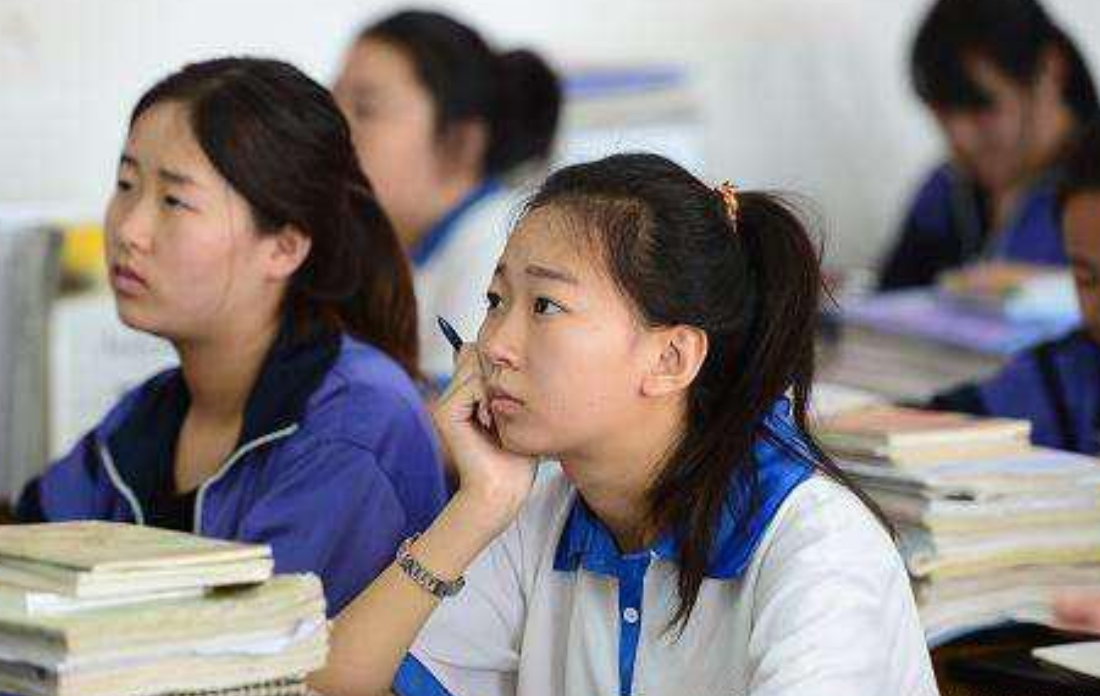 文科生毕业不好找工作，这4种专业前景好，丝毫不比理科生差