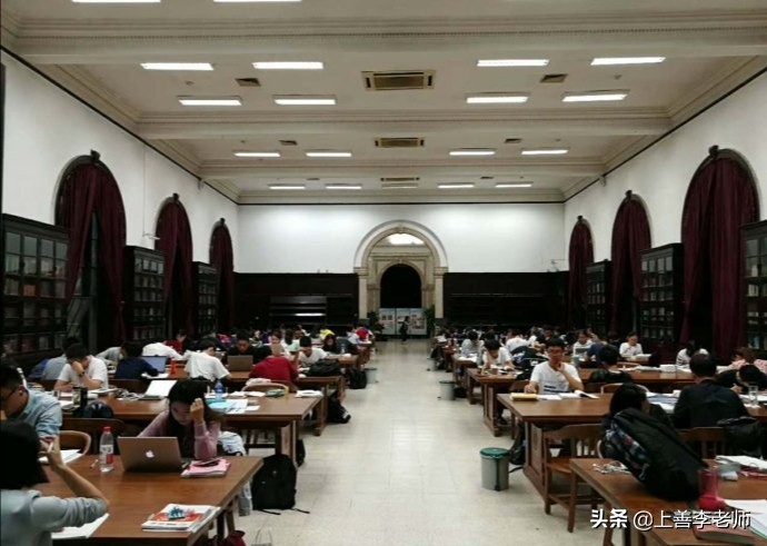 大学生“走道哥”逐渐走红，警醒年轻人，网友：这样走路容易挨揍