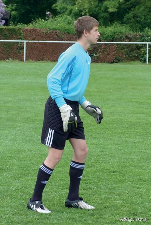 足球守门员训练（守门员的头、手和脚的准备姿势以及练习方法）