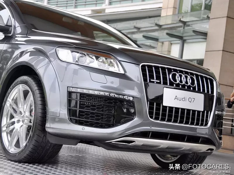奥迪Q7 V12柴油版实拍,当年售价257万,这货能拖动一辆飞机
