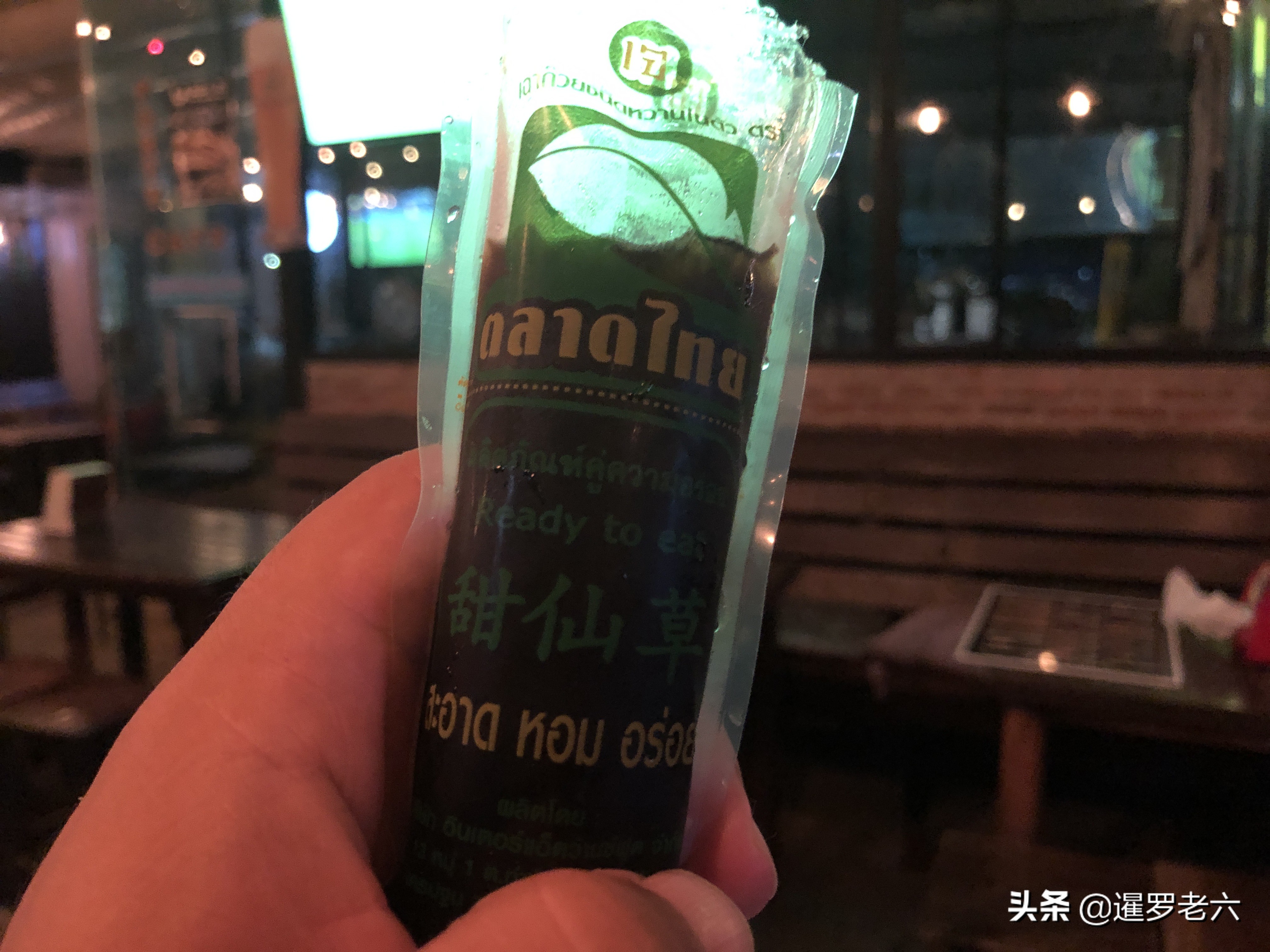 世界杯炸鸡米花(在泰国看世界杯预选赛，酒水饮料零食一桌，104元是不是有点贵？)