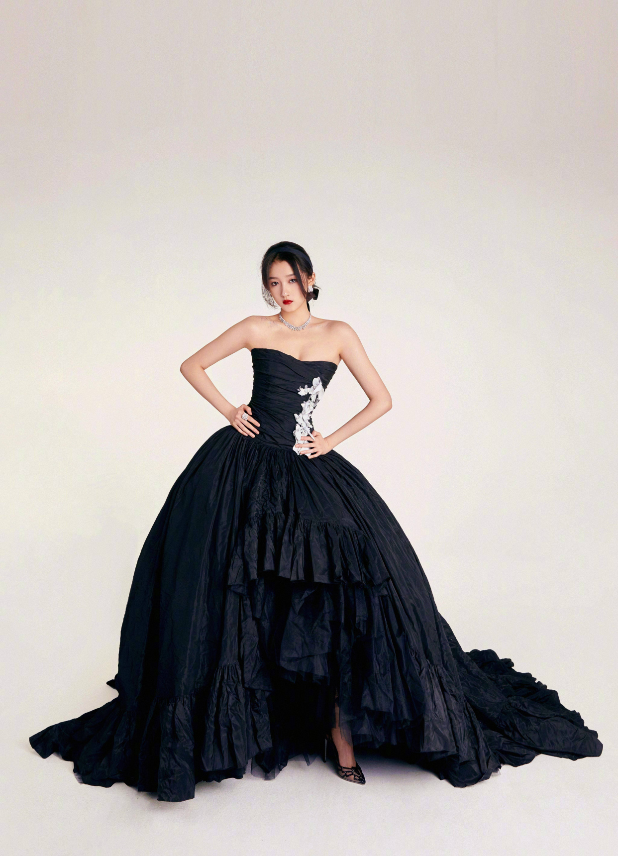 图片女生霸气冷艳(关晓彤霸气亮相电影节) - 赤虎壹号