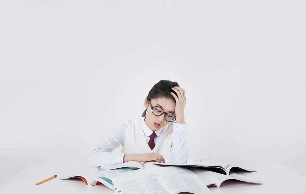 中学生学习疲劳，会陷入失眠困境，学会调整放松学习更有效率