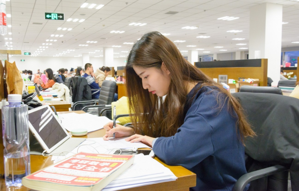 同为研究生，两年制和三年制差距却截然不同，不只体现在含金量