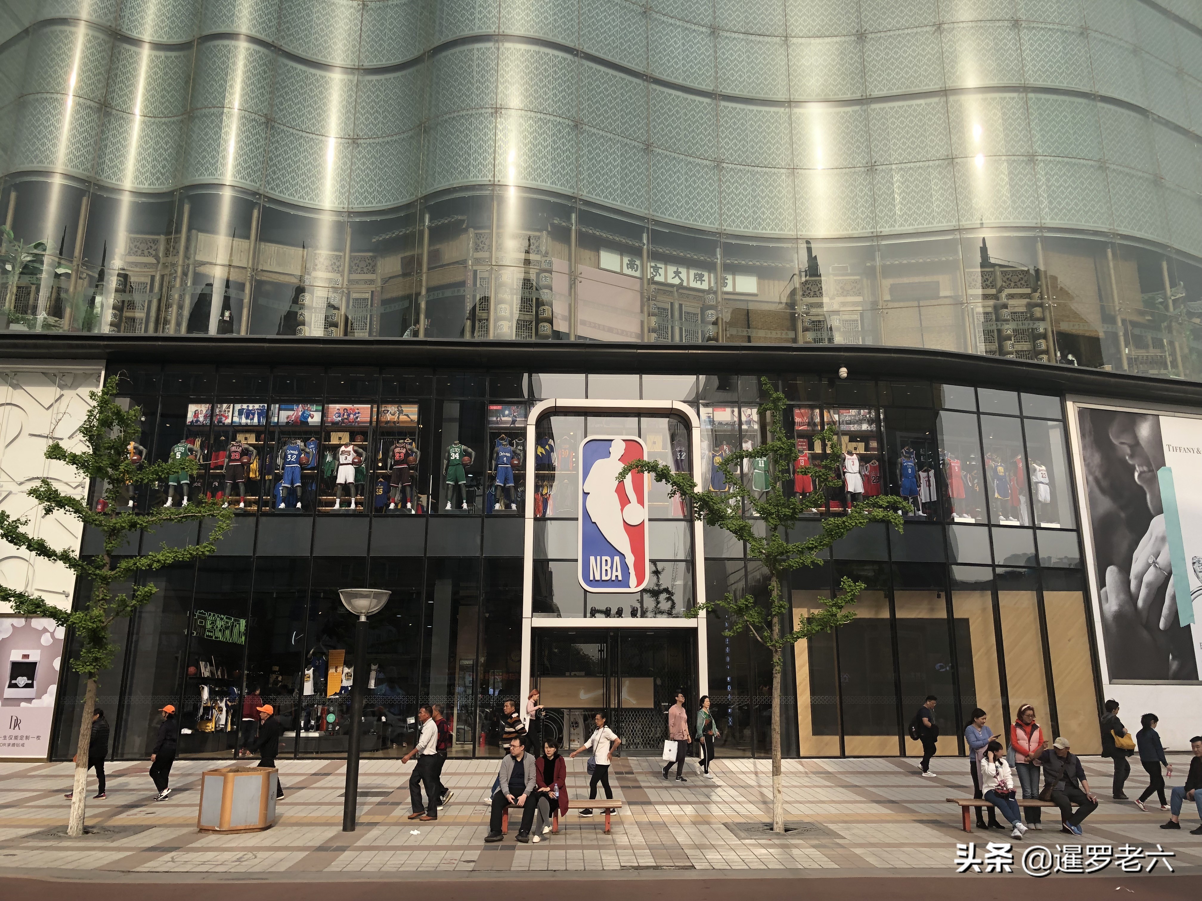 哪里有cba实体专卖店（感受北京老牌步行街“王府井”，物是人非，一切早已变了样！）