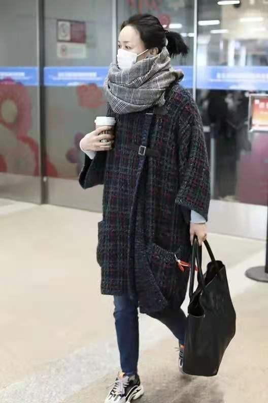 红色老爹鞋该如何搭配(53岁那英减龄成功,穿格纹大衣搭配老爹鞋,手捧