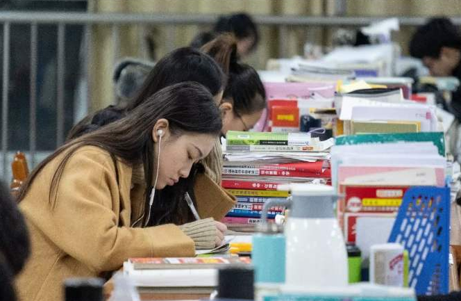 上了大学颜值开挂，张子枫入学半学期，从邻家小妹到气质女神