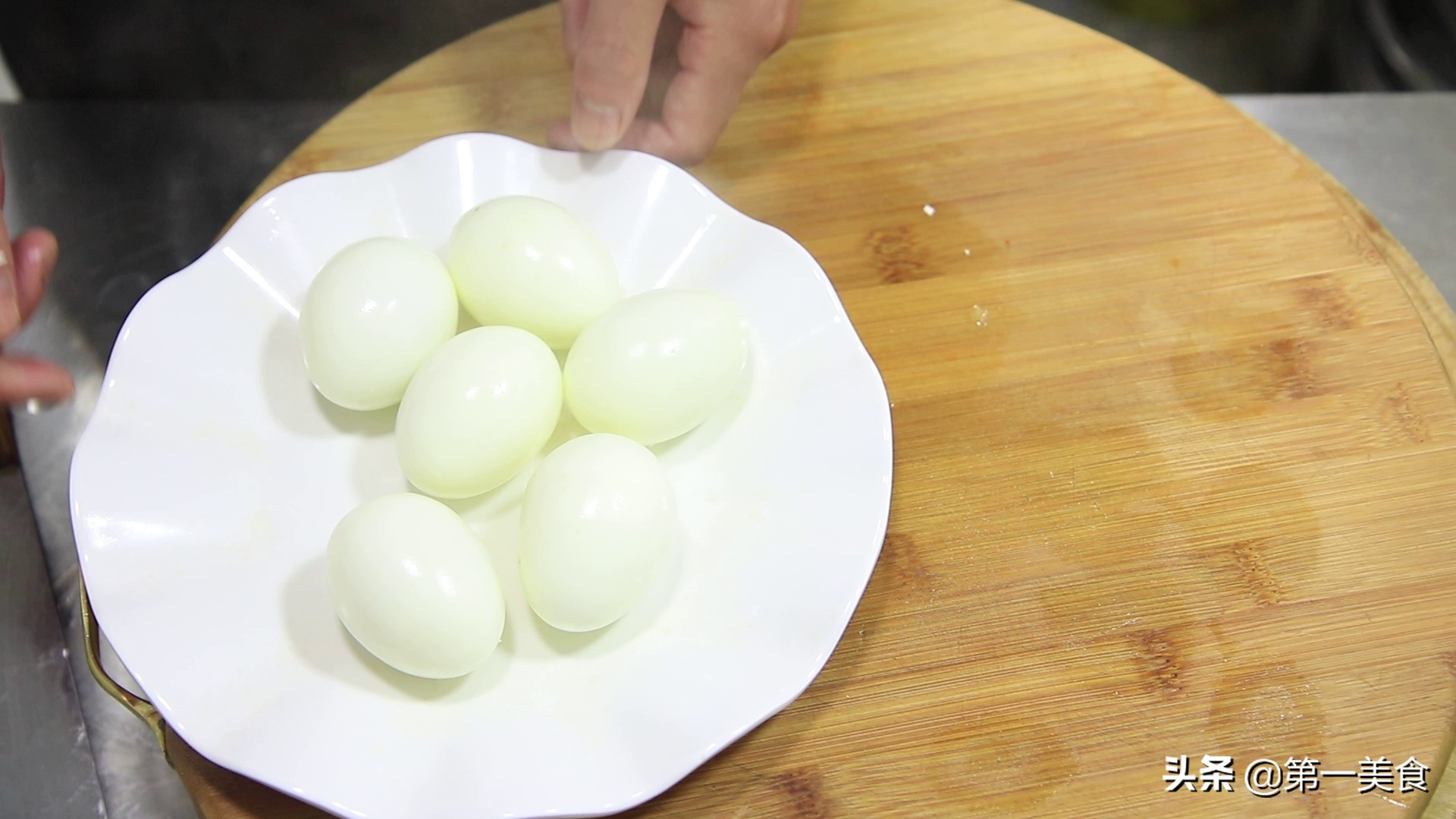 油炸鸡蛋的做法(外酥里嫩的油炸鸡蛋家常做法)