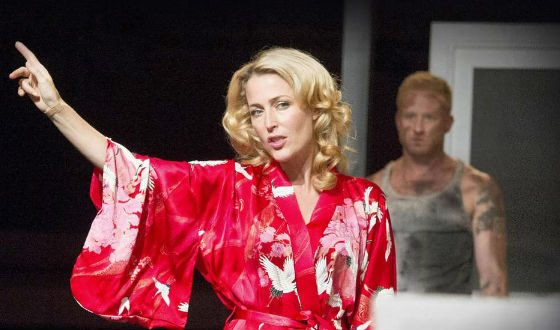 好莱坞“性教育”女星想穿胸罩？ “谁爱穿，我不做！”