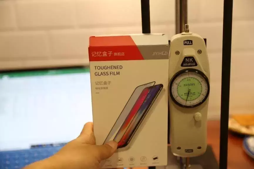 变着方法弄碎我的iPhone手机膜-17款钢化玻璃膜大横评