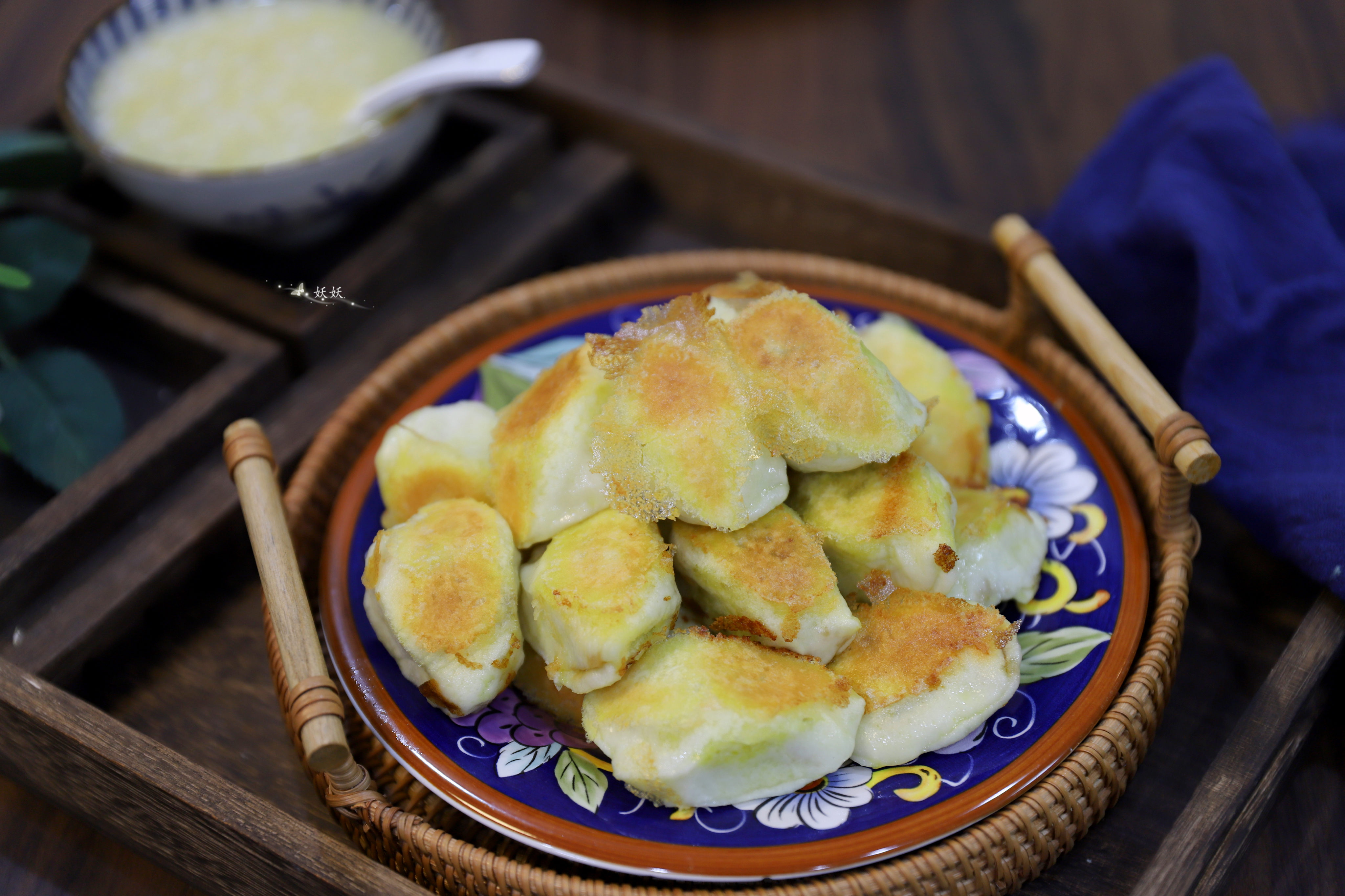 金黄酥脆的水煎包,颜色漂亮味道鲜美,没想到做法这么简单