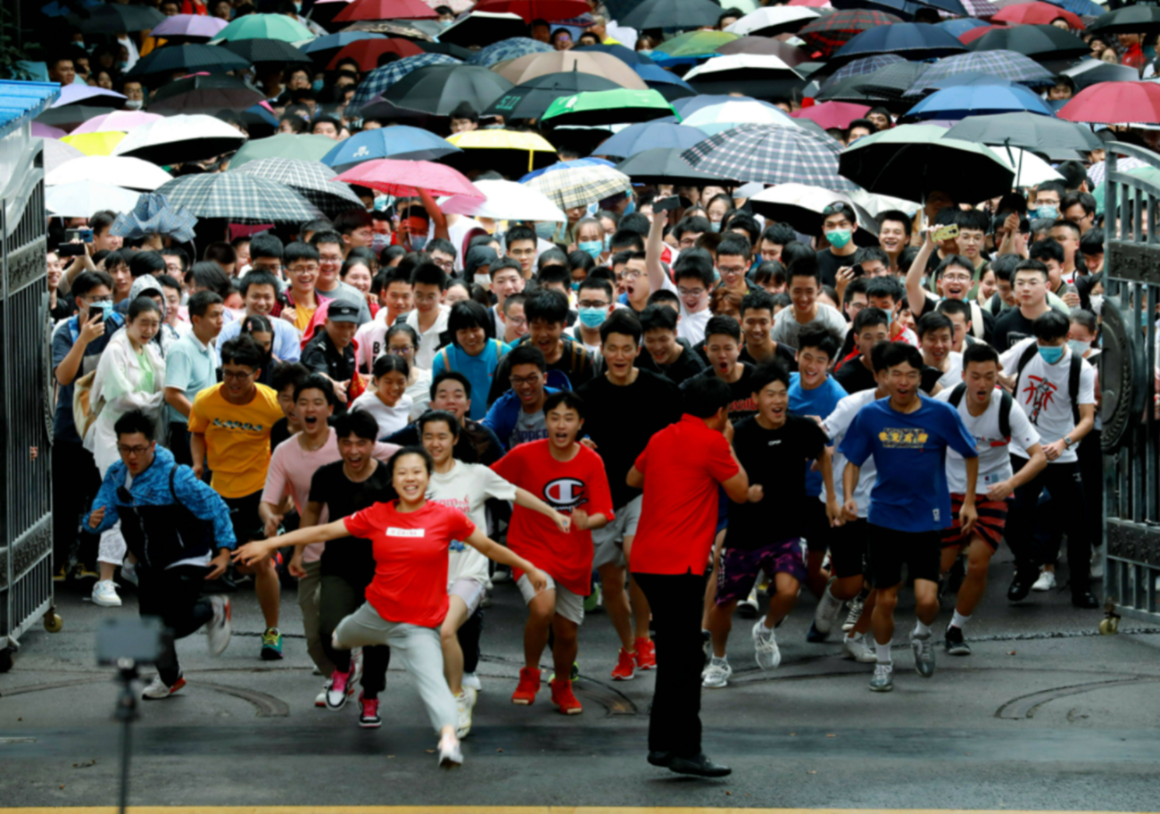 2021年高考遇上“小年”，录取分数线有所下降，低分也能上好大学