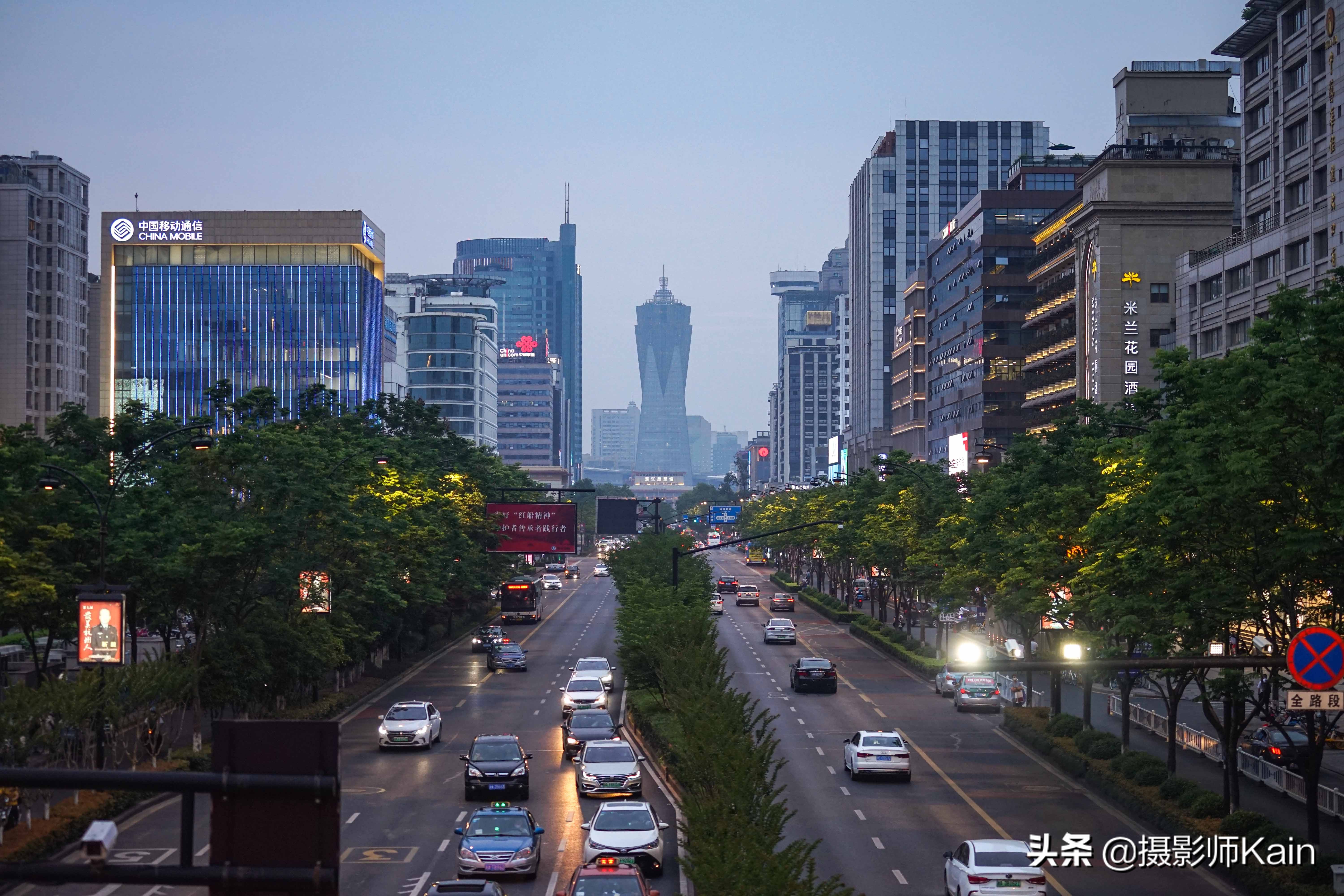 西湖文化广场运动馆(杭州市区标志性建筑，远看像一瓶运动饮料，楼下就是浙江省物馆)