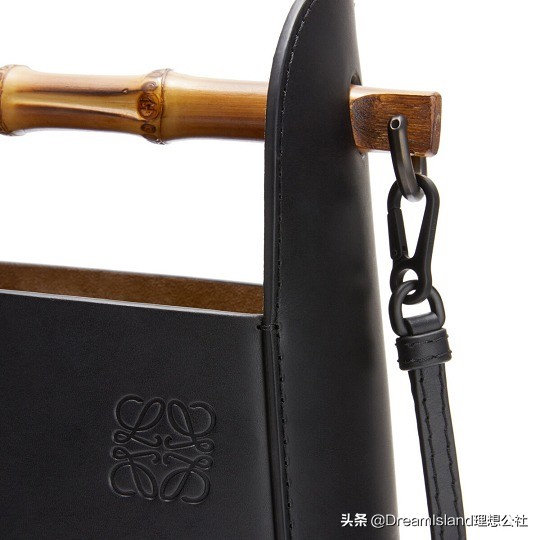 新包 | LOEWE 上架春夏新款手工编织篮子包：铆钉和花卉装饰