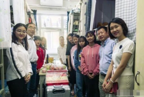 大一新生开学，寝室上下铺要如何选择？学姐：选错了“徒增烦恼”