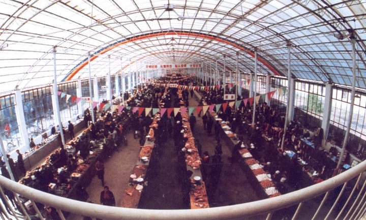 右侧的楼是伊春大商的前世老照片建设中的伊春百货大楼(80年代)伊春