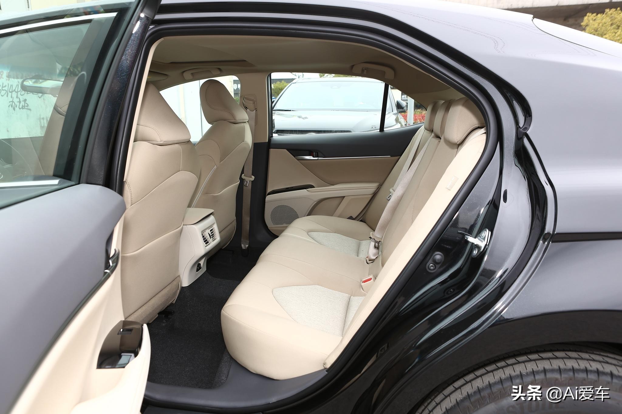 2.0L+178马力，合资热销中型家轿，实惠省心油耗5.5L,丰田凯美瑞
