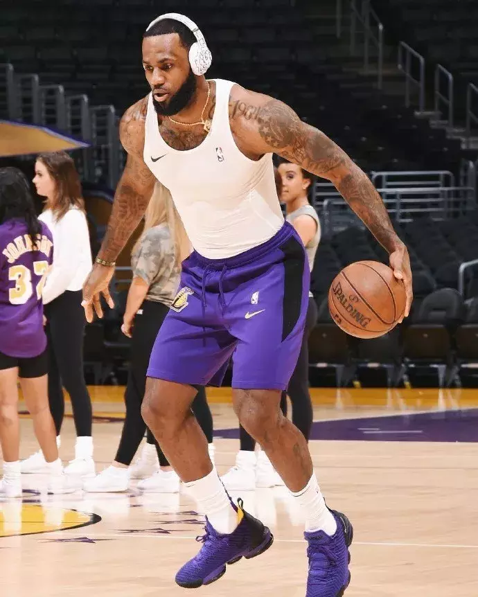 德鲁大叔都有哪些nba球鞋(NBA球员今日上脚：《德鲁大叔》电影专属款！塔克穿了79万的鞋！)