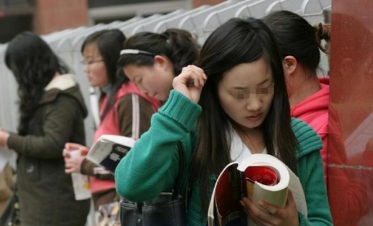有一种“自以为聪明”，宁上专科不上三本，目光狭隘未来路不好走