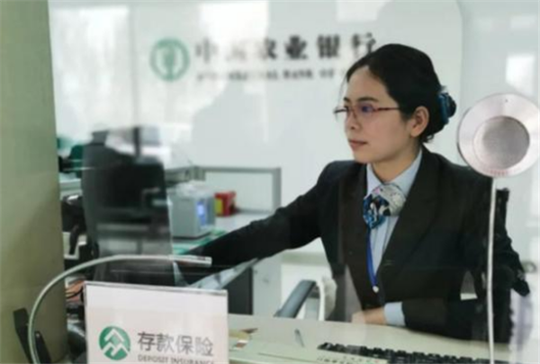 银行待遇最高七险一金，端着铁饭碗数钱，“不对口”专业也有机会