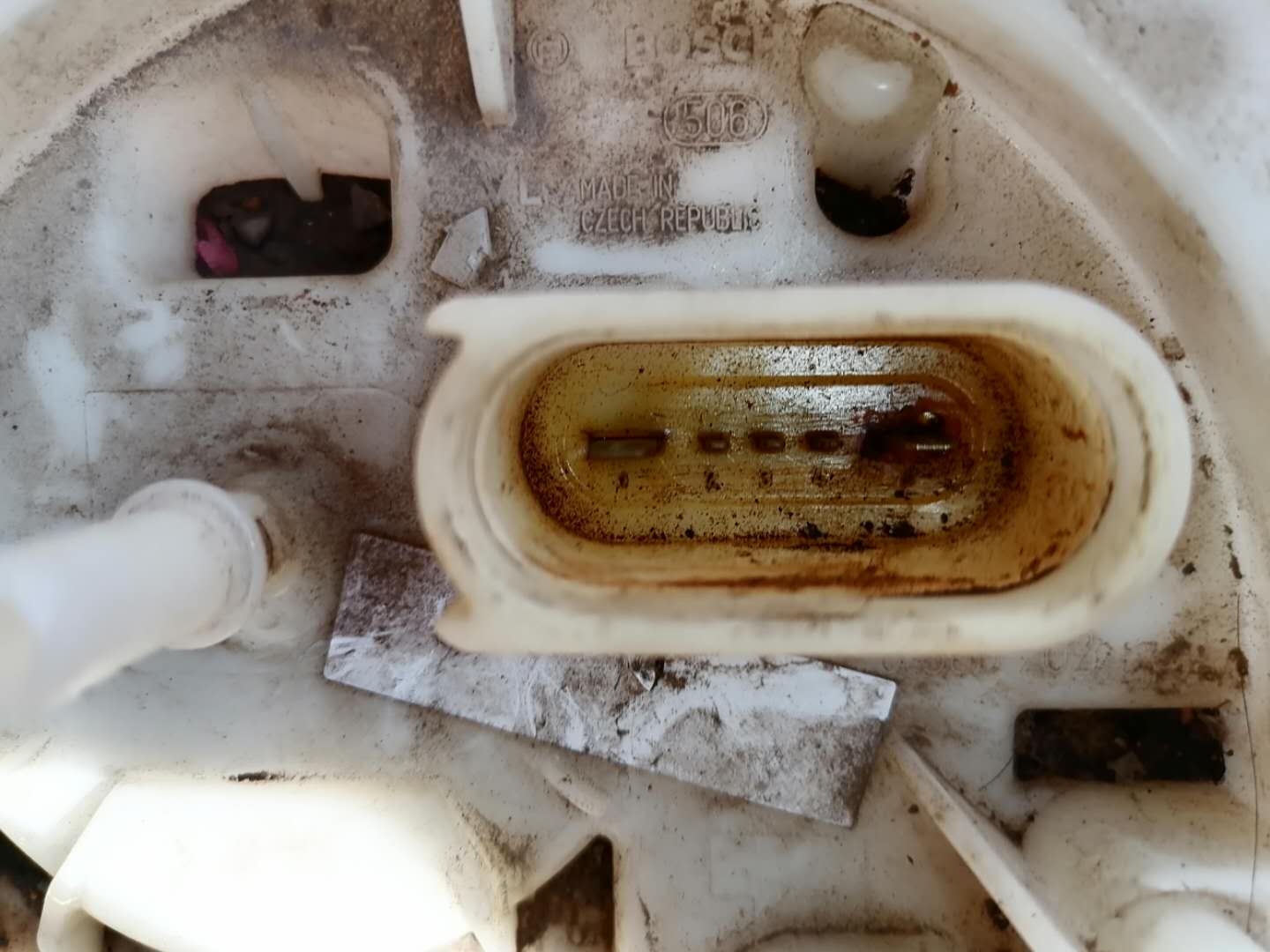 维修奥迪888发动机混合气过稀、油泵压力过低启动困难