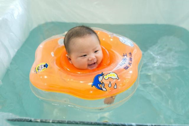 婴儿游泳图片(婴儿游泳好处多？这些问题若没有考虑好，或许“隐患”大于好处)