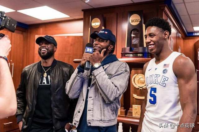 篮球比赛没节多少分钟（NBA中场休息只有15分钟，除了讲解战术，球员还会做什么？）