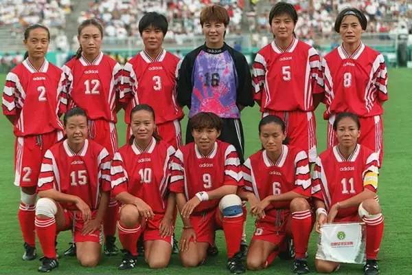 中国女足1999年出征世界杯阵容(回顾中国女足奥运征战史，96年夺银定格辉煌，孙雯留下史诗级进球)