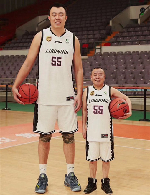 韩德君身高(1米6潘长江与2米15韩德君同框引热议!