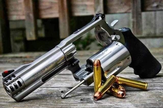 世界十大重机枪排行榜：十款经典重型武器性能对比解析